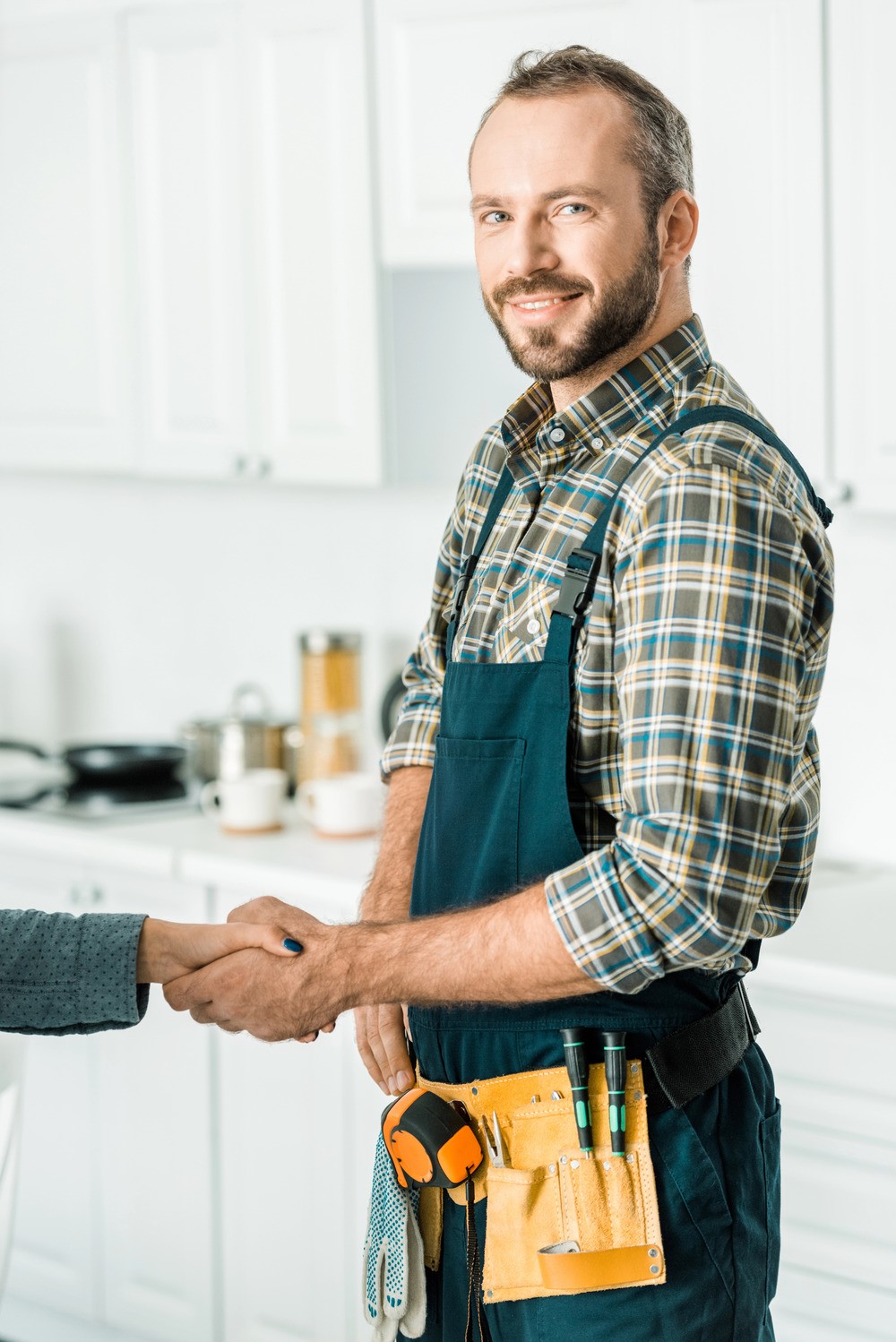 Barryway Plumbing specialist shaking hands with a customer